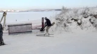 Серый на лыжах катает