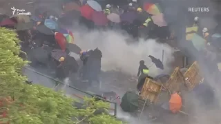 Охвачены огнем баррикады, водометы, масштабные погромы – протесты в Гонконге продолжаются