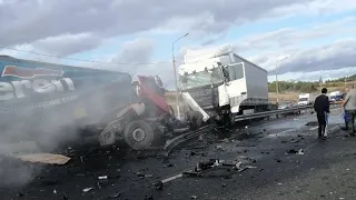 Фура жестко протаранила две фуры, "отбойник" и легковушку: один погибший