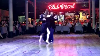 Trio de baile de tango vals, Daniel Juarez y Alejandra Armenti e hijo Valentín en Yira Yira milonga