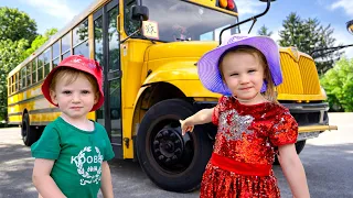 Cinq enfants roues sur le bus chanson