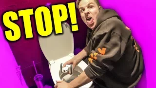 Rewi steckt meinen Roboter in die UFO Toilette