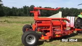 KUHN SW 1614 - Enrubanneuse pour balles cubiques (En action)