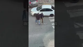 Парень помог слепому перейти улицу на Ярагского ТУТ ДАГЕСТАН
