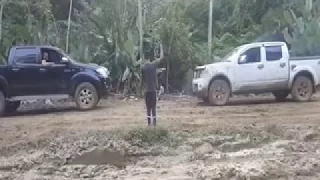 TOYOTA HILUX VS NISSAN NAVARA