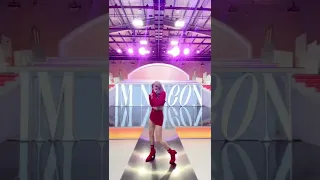 Join NAYEON in POP!-ing on the runway🎈💃