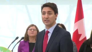 Heckler calls Justin Trudeau 'scumbag' during Winnipeg child care speaking event