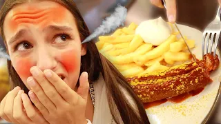 sie isst die schärfste currywurst der welt & muss weinen..