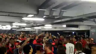 "Em Dezembro de 81" torcida do Flamengo canta com amor.