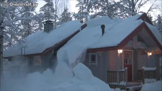 Убираем снег с крыши с помощью верёвки