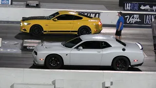 Hellcat vs Mustang GT - drag racing