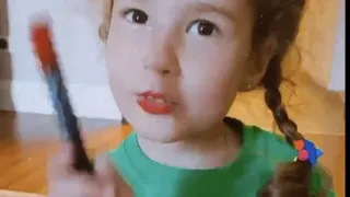 Маленькая дочь Кети Топурии научилась красить губы