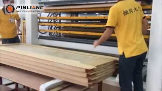 Wooden door factory uses hydraulic hot press machine to stick veneer