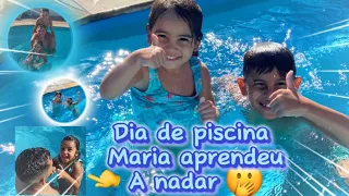 Maria aprendeu a NADAR 😱😱 Dia de piscina #video #vlog #brincadeiras