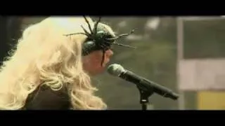 Kerli - Bulletproof with lyrics in English/Spanish [Live]