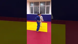 Judo O-Goshi - бросок через бедро подбивом. Школа по дзюдо в Астане ORTUS.KZ, тренер Пак Сергей.