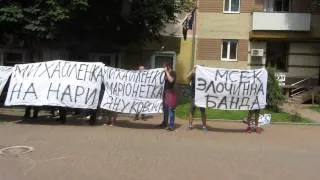 Під Вінницьким судом пікетували проти позовів звільнених лікарів Антонець і Власюк 1