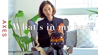 What's in my bag?" Former Harper's Bazaar editor-in-chief Kaori Tsukamoto reveals what's in her bag!