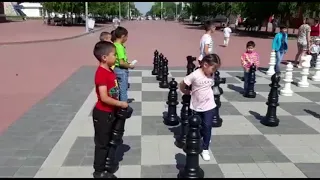 Дети играют с огромными шахматами в Костанае