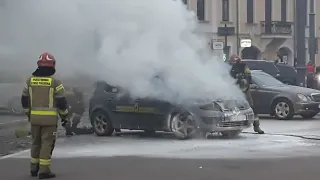 Pożar zwarcie przewodow  samochodu LPG Krakòw Podgòrze Rynek Podgorski. Car on fire on mainsquare