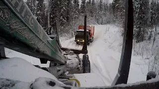 Камаз не идёт в подъём, помогаю Уралом. Вывозка леса зимой.