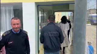 Ambasadorja greke shkon në paraburgimin e Vlorës, takohet me Fredi Belerin