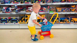 Baby Chris con mamá de compras en la juguetería