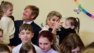 Cute: Máxima hugging Ukrainian refugee children