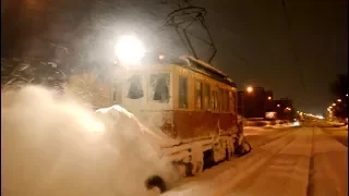 Kiev tram snowmobiles work,all trams stand/Киев 19.12 трамвайные снегочисты,трамваи стоят ночью