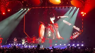 Kiss 21-07-2022 Ziggo Dome Amsterdam. Start van het concert: Detroit Rock City & Shout it out Loud.