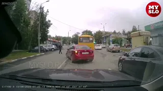 На ул. Кауля в Туле столкнулись две легковушки: видео момента ДТП