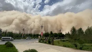 Песчаная буря накрыла китайский Дуньхуан