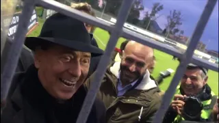 Berlusconi scherza coi tifosi: “Vi devo salutare, devo andare a puttane”