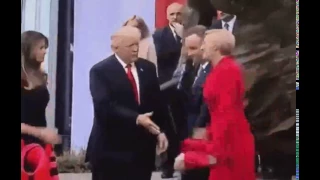 Przywitanie się podczas wizyty prezydenta Donalda Trumpa w Polsce. Wpadka?