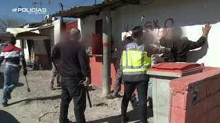 Registro en La Cañada Real - Policías en acción