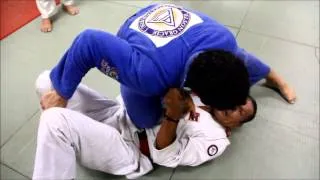 100kg.com.br: Relson Gracie mostra como se livrar do "joelho na barriga" com arm-lock
