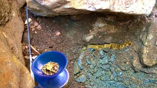 CREVICING for GOLD NUGGETS in Bedrock Cracks with Blue Clay!