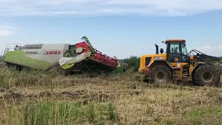 КОМБАЙН ЗАСТРЯГ НА ПОЛІ ТРАКТОР ВИТЯГУЄ