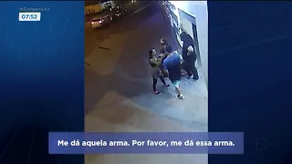 ASSASSINATO: VÍDEO MOSTRA QUANDO PM ENTREGA A ARMA PARA NAMORADA