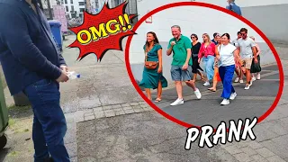 Шок ПРАНК Мужик ССЫТ В ЦЕНТРЕ ГОРОДА PISS in PUBLIC 😂😂😂 PRANK 2 Часть #пранк #prank #piss