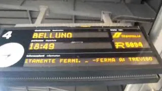 Annuncio e arrivo treno regionale 5894 a Venezia Mestre l'11 Agosto 2014