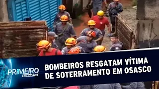 Bombeiros resgatam homem soterrado em Osasco | Primeiro Impacto (04/02/20)