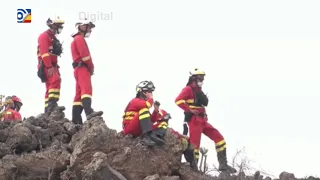 El volcán aumenta su actividad explosiva y los bomberos intentan conducir la lava hasta un barranco