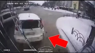 Встала перед автобусом на автобусной полосе!