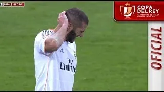 Cristiano Ronaldo salta sobre Benzema en un remate