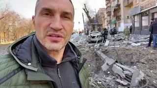 Detonation neben Wartenden an Haltestelle und Klitschko in völlig zerstörten Stadtteil