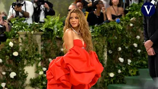 El debut de Shakira en la gala Met: un imponente vestido rojo y un tropiezo