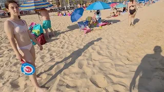 She thought she was alone on the beach! Walk along the Barcelona beach in 4k!