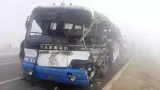 Thick fog causes a serious traffic accident in Pakistan