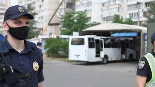 Нацгвардійці забезпечують громадський порядок біля житлового будинку, в якому стався вибух